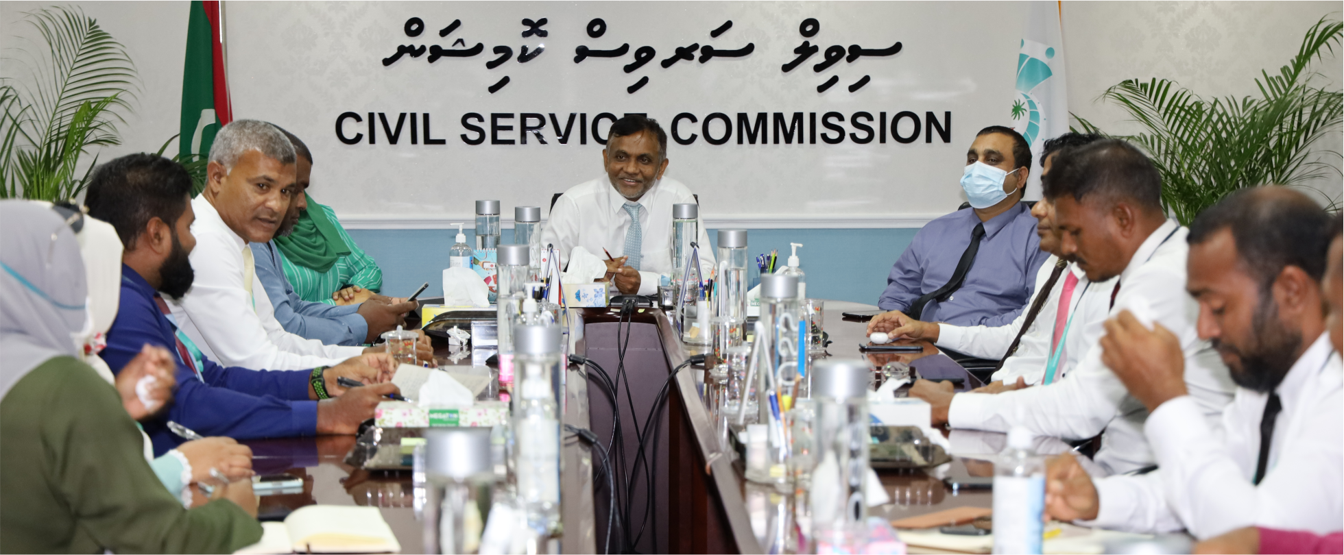 އަންހެނުން ބޮލުގައި ކަޅު ނޫން ކުލައެއް ޖެއްސުމާއި، ފިރިހެނުން މޭކްޕްކުރުން ސިވިސްސާވިސް މުވައްޒަފުންނަށް މަނާކޮށްފި